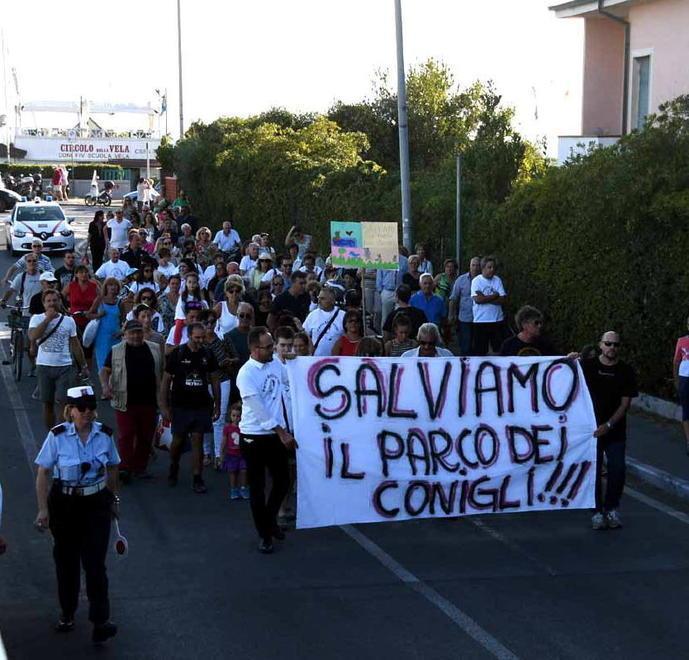 No alla chiusura del Parco dei Conigli: un centinaio al corteo - Video