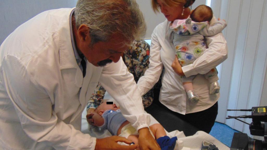 Un medico pratica una vaccinazione a un bambino