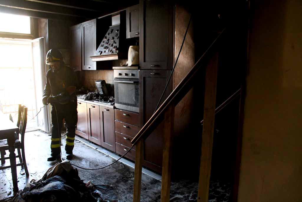 Rogo di via Becchiera a Carrara: "Siamo vivi per miracolo" 
