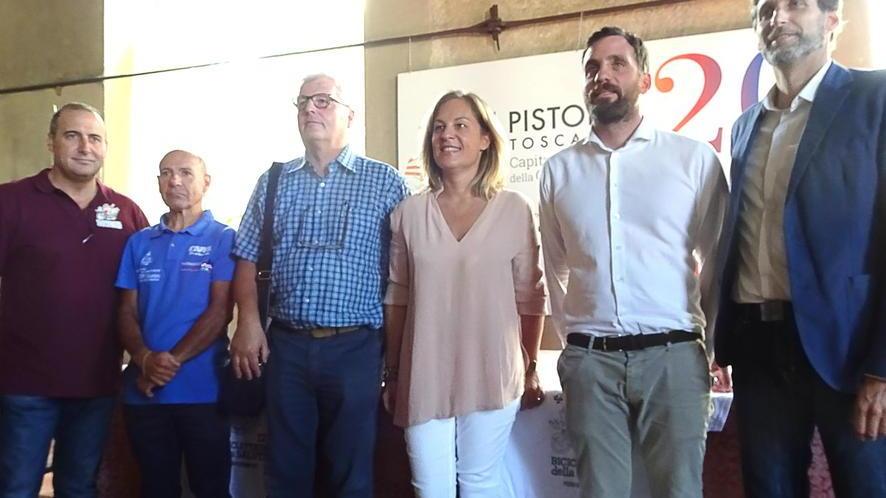 Tutti in maschera a pedalare per beneficenza