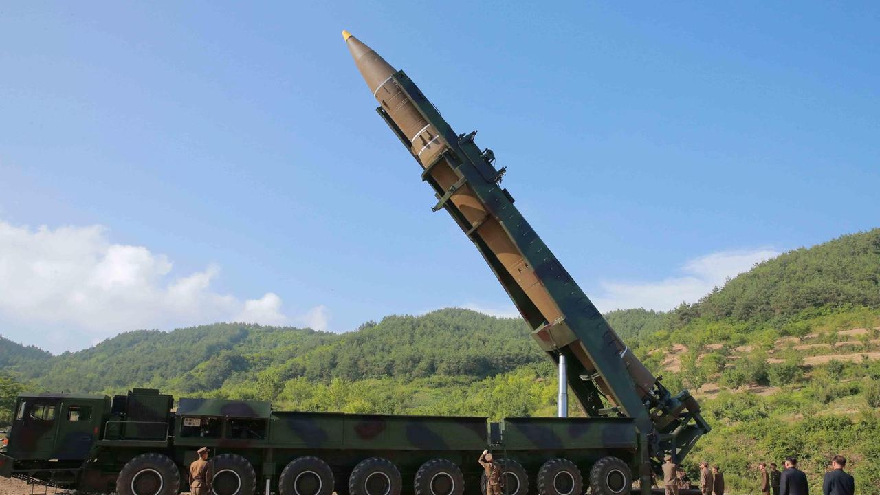 Un missile intercontinentale in una base della Corea del nord