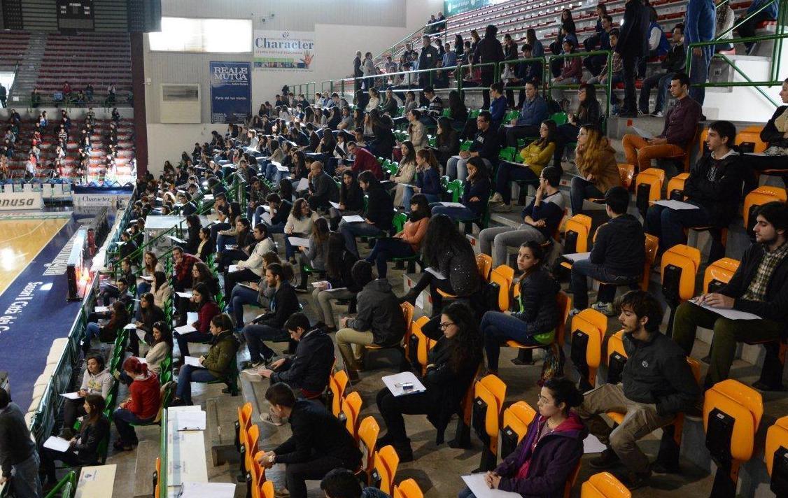 Test per l'ammissione a medicina al palazzetto dello sport di Sassari 
