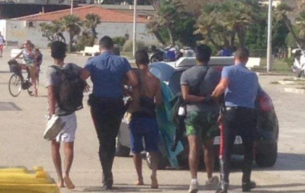 Beccati a rubare sotto gli ombrelloni, arrestati