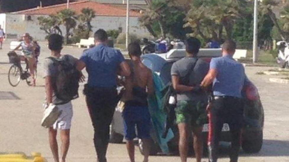 Beccati a rubare sotto gli ombrelloni, arrestati