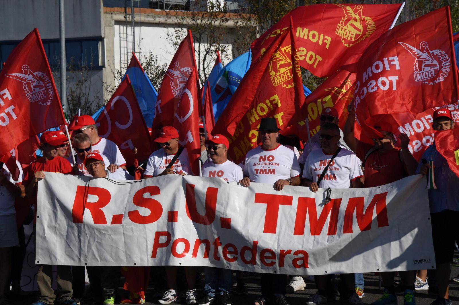 Gli operai della Tmm manifestano contro i licenziamenti