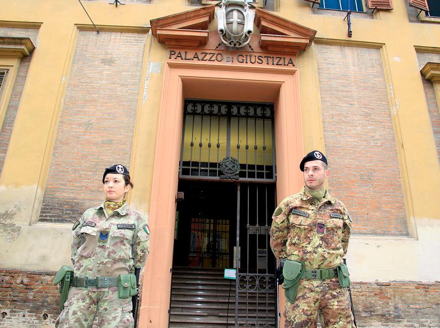 Modena, picchia e rapina la madre: patteggia 1 anno e 6 mesi 