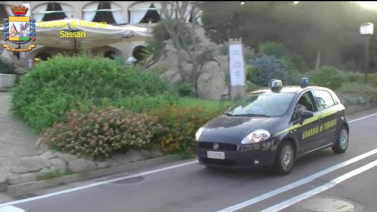 L'arrivo della guardia di finanza a Porto Cervo