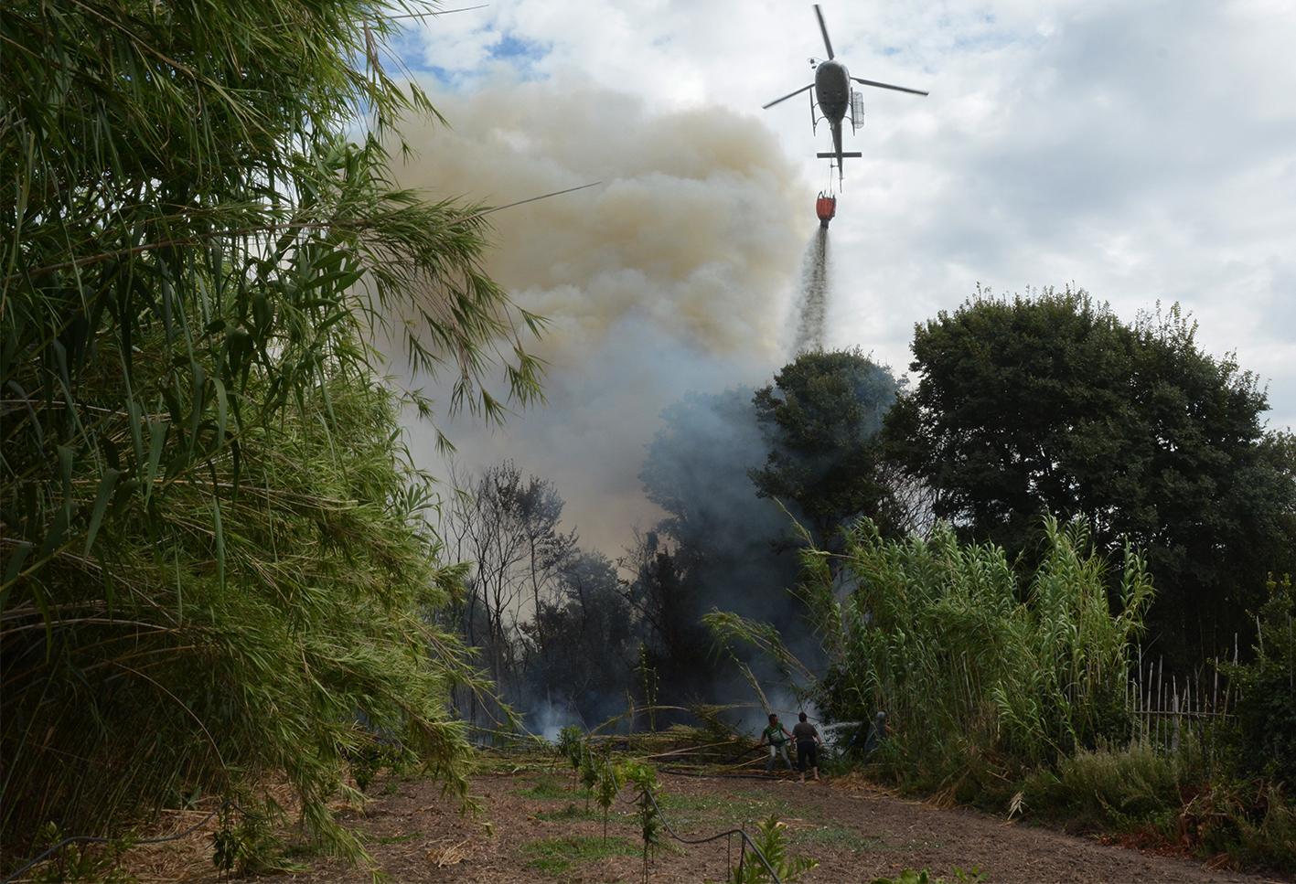 Elicottero antincendio impegnato lunedì a San Vero Milis