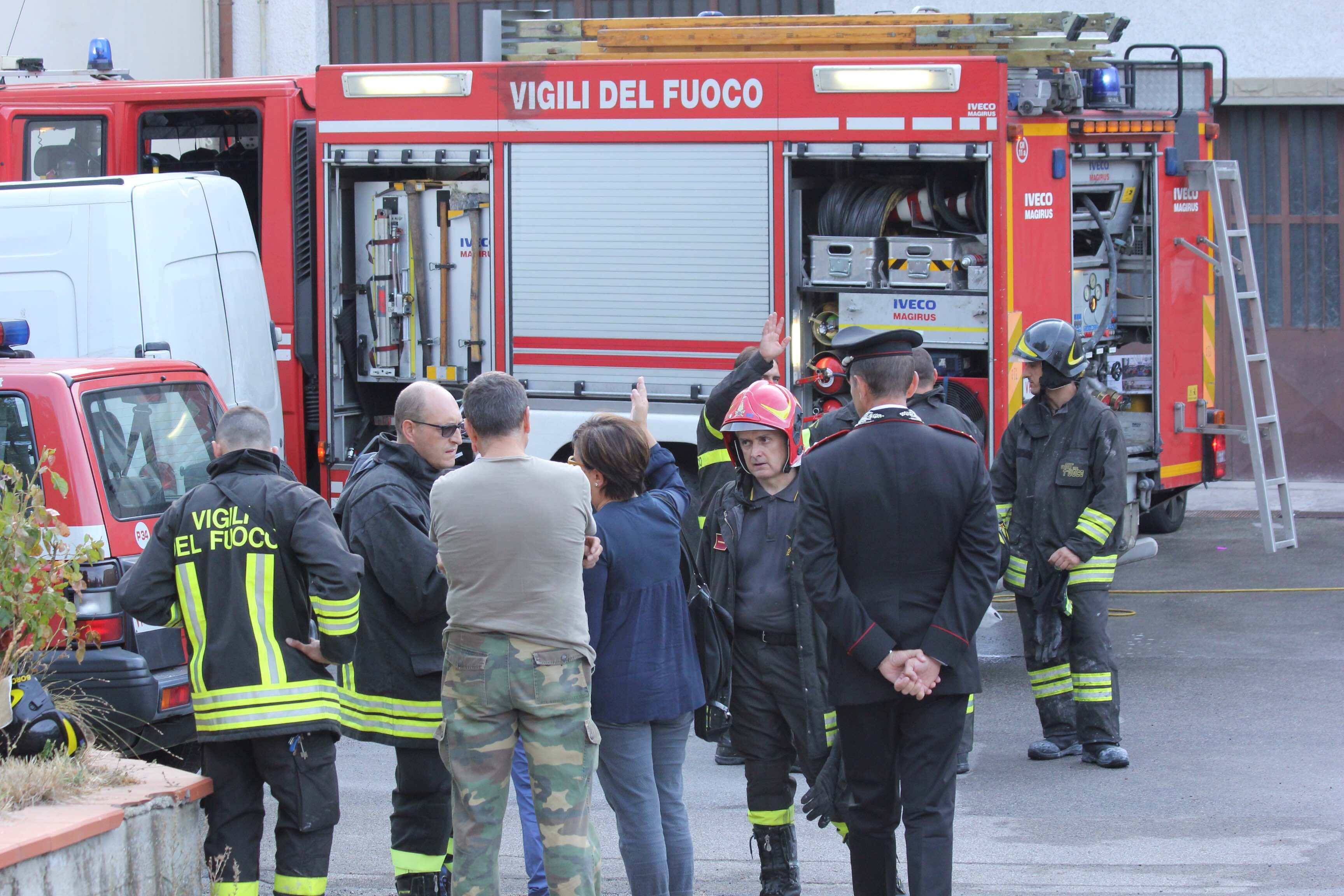 I vigili del fuoco sul luogo del rogo (foto Batavia)