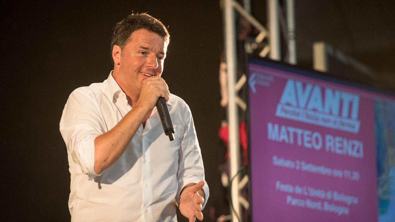 Matteo Renzi durante una presentazione del suo libro a Bologna