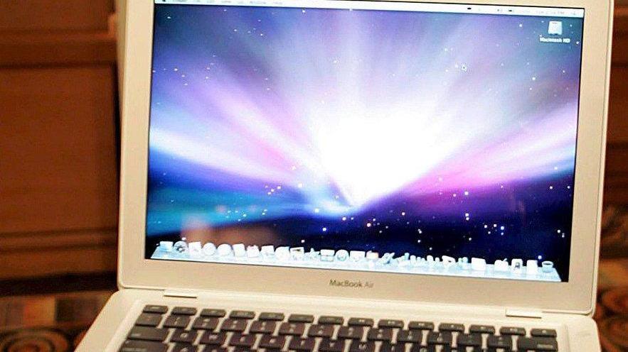 Nel pacco trova la carta invece del Macbook