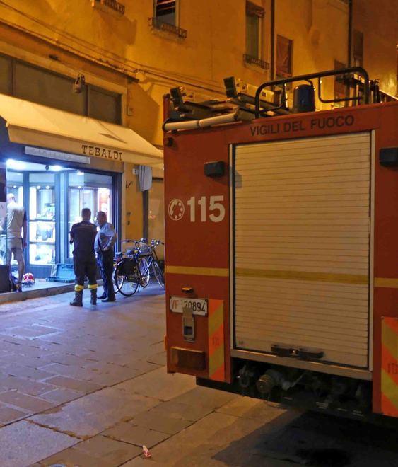 Donna intrappolata tra le porte blindate 