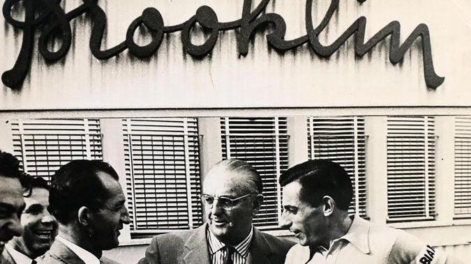 Pace tra Coppi e Bartali davanti alla sede
