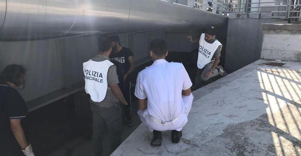 Guardia costiera e Municipale: sgombero sotto i ponti sul canale
