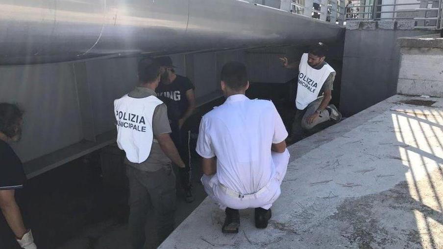 Guardia costiera e Municipale: sgombero sotto i ponti sul canale