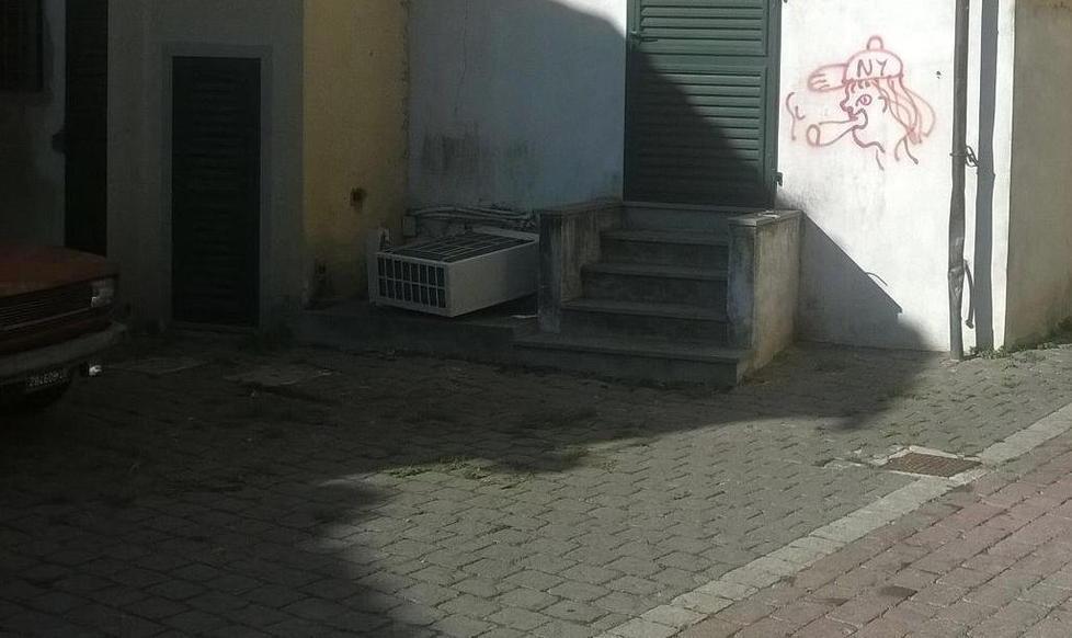 Denunciata coppia sorpresa a rubare un condizionatore