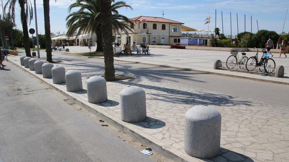 Installate in passeggiata le barriere antiterrorismo