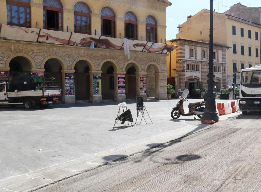 Asfalto nuovo in via Mayer 