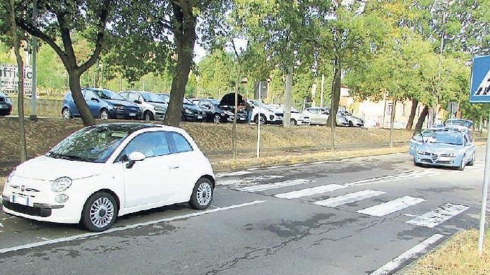 Investita dalla cognata sulle strisce: è grave