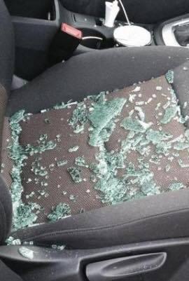Furti con spaccate nelle auto nel parcheggio del cimitero