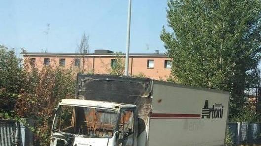 Camion incendiato in maggio «Non è ancora stato spostato»