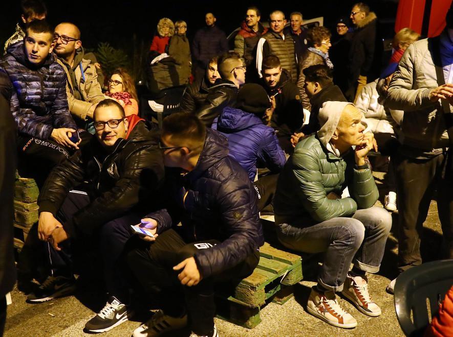 «Accogliamo i profughi» E il sindaco finisce nella bufera 