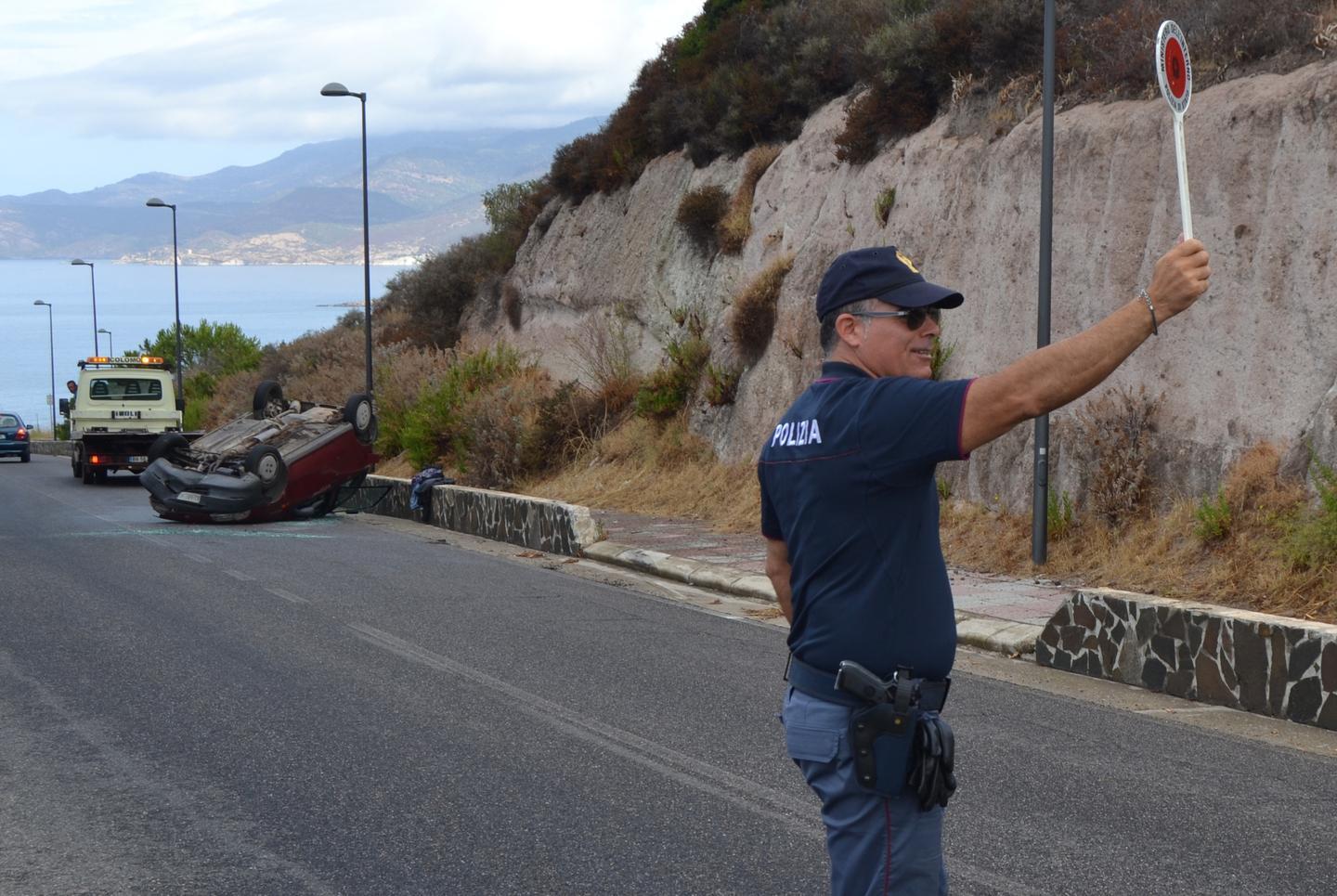 Auto ribaltata nella strada per Turas