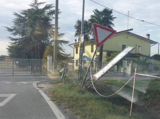 La segnaletica abbattuta dal camion a Berra