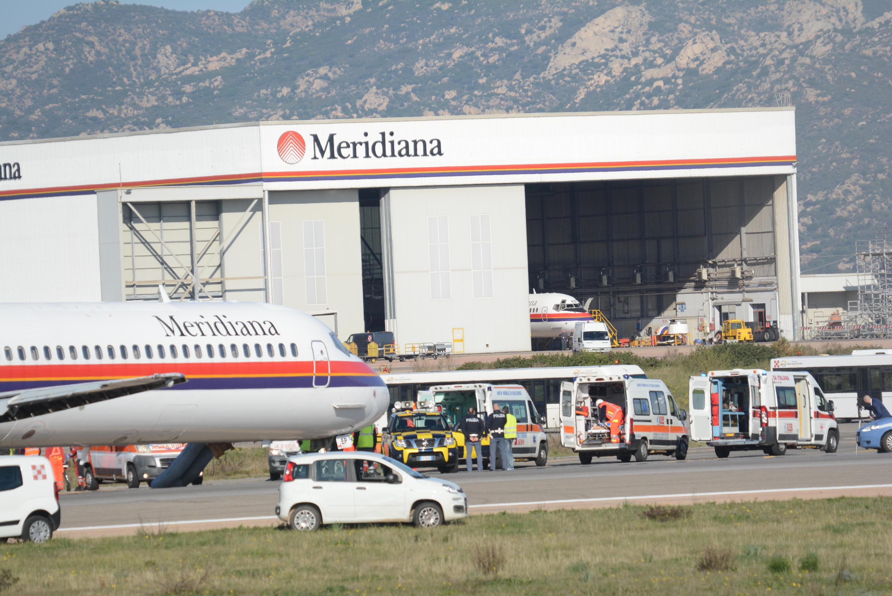 Un hangar dell'aeroporto di Olbia (foto archivio)