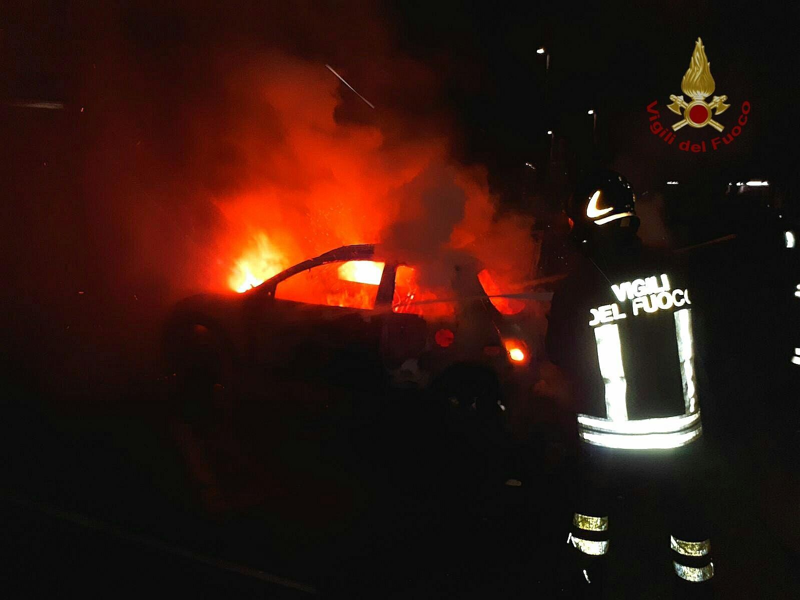 Due attentati a Cagliari, distrutte dalle fiamme due auto e un'autogru
