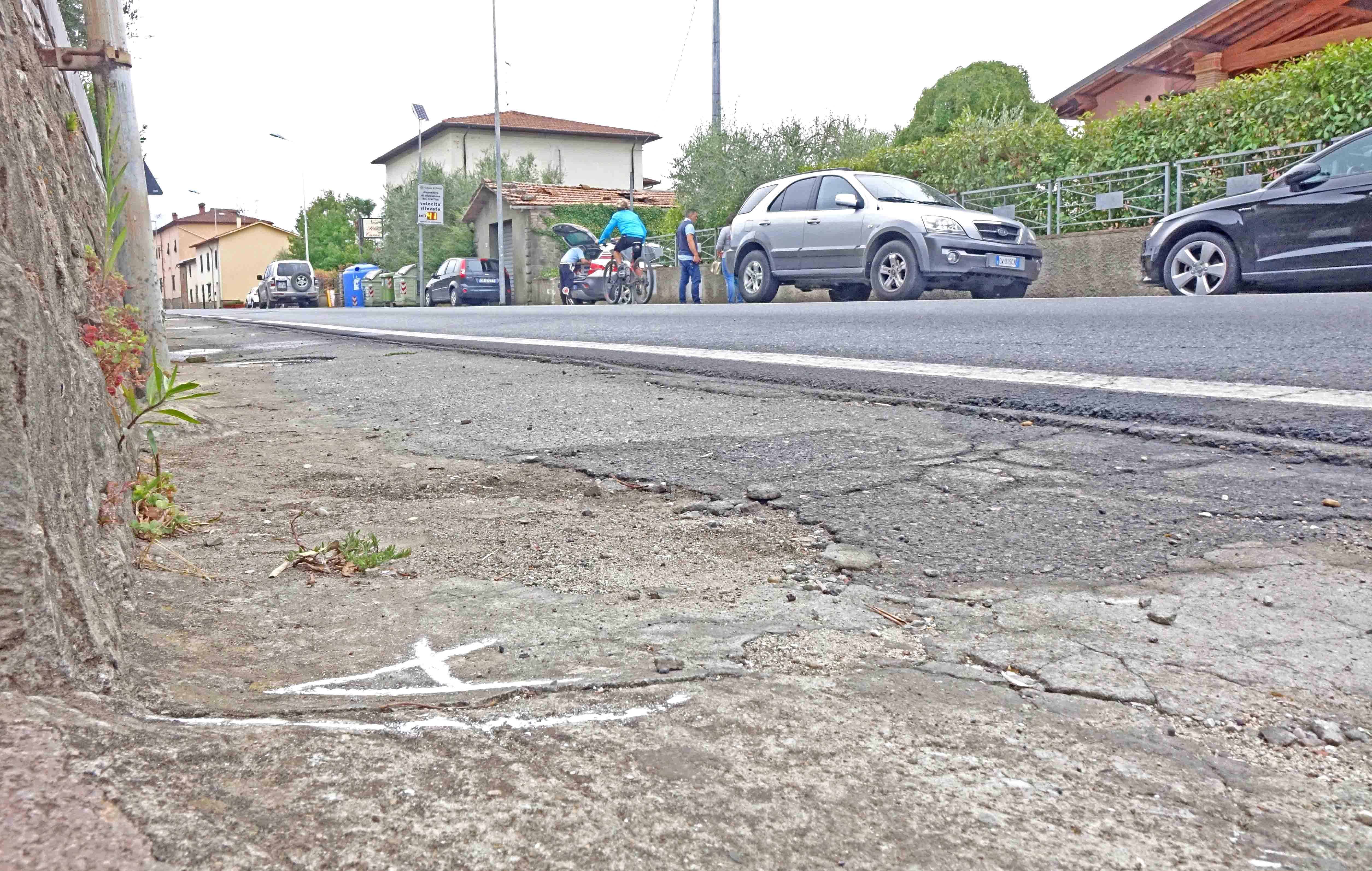 I rilievi dei vigili urbani sul luogo dell'incidente (foto Gori)