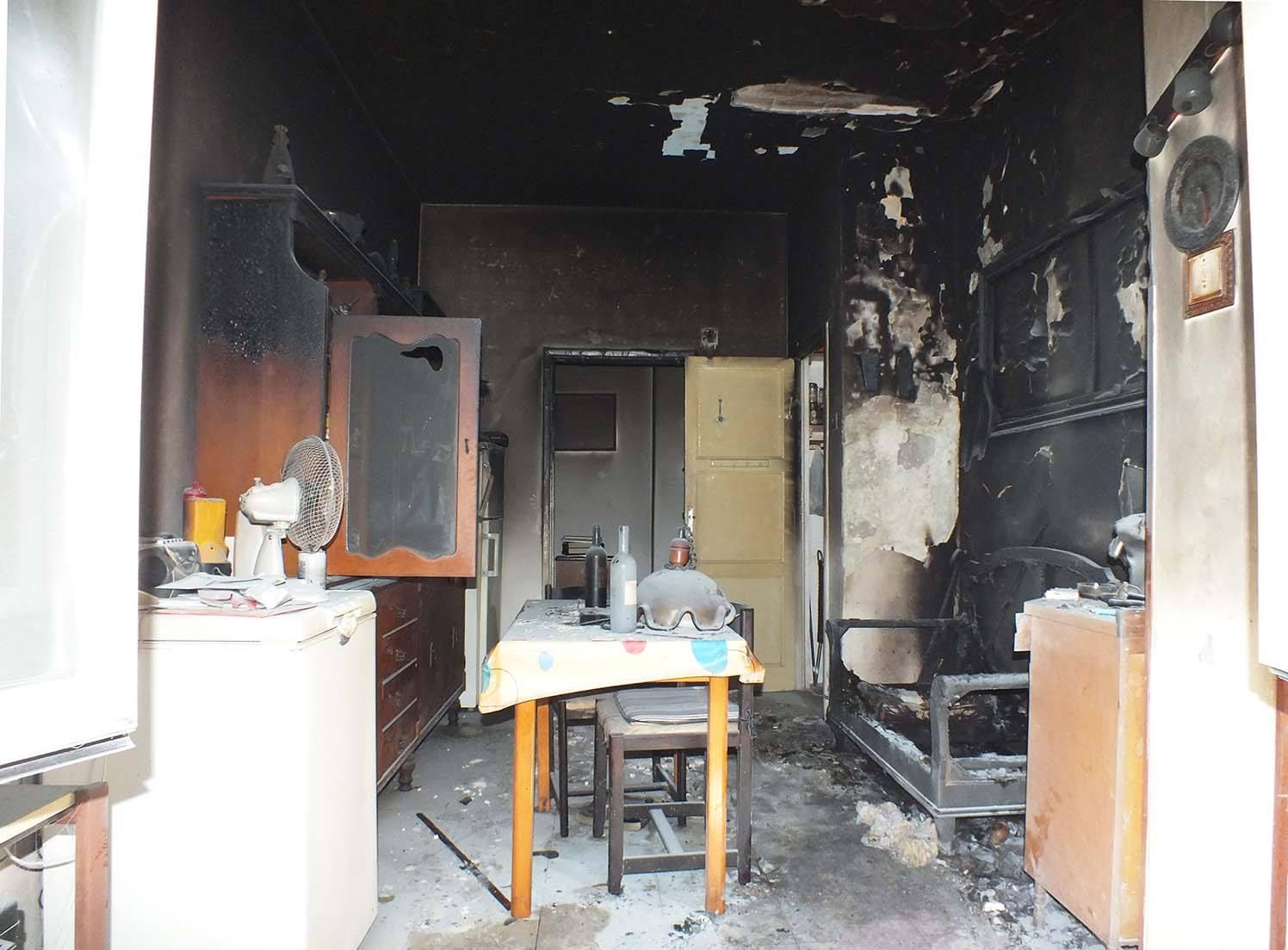 L'alloggio dove si sono sprigionate le fiamme (foto Paolo Barlettani)