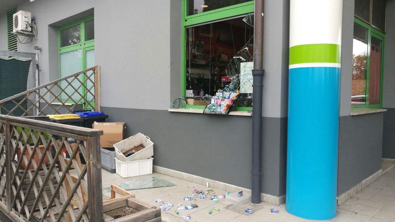 Il bar saccheggiato dai ladri