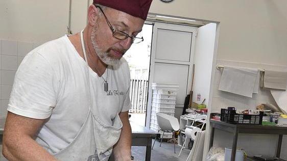Al lavoro nel laboratorio della pasticceria La Favorita di San Martino (foto Agenzia Bf)