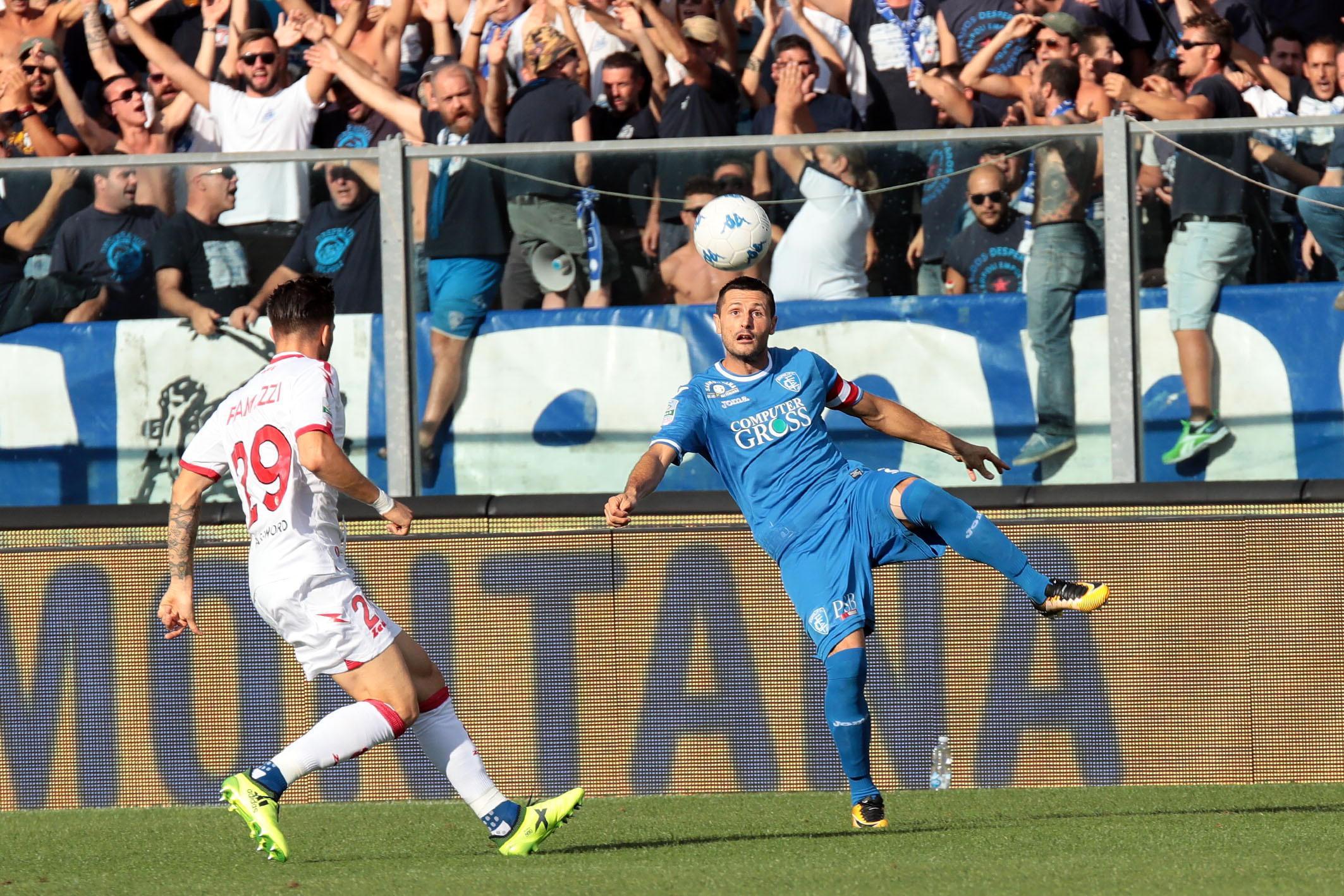 Pasqual in azione contro il Bari (foto agenzia Carlo Sestini)