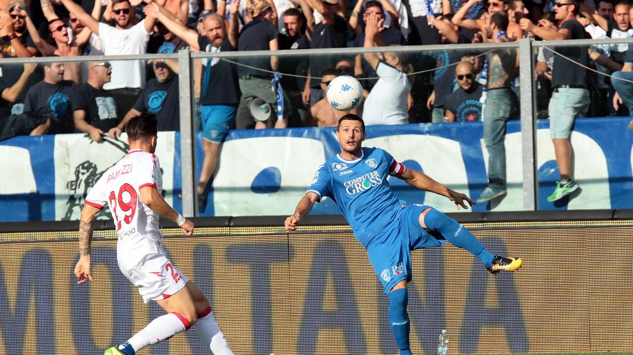 Pasqual in azione contro il Bari (foto agenzia Carlo Sestini)