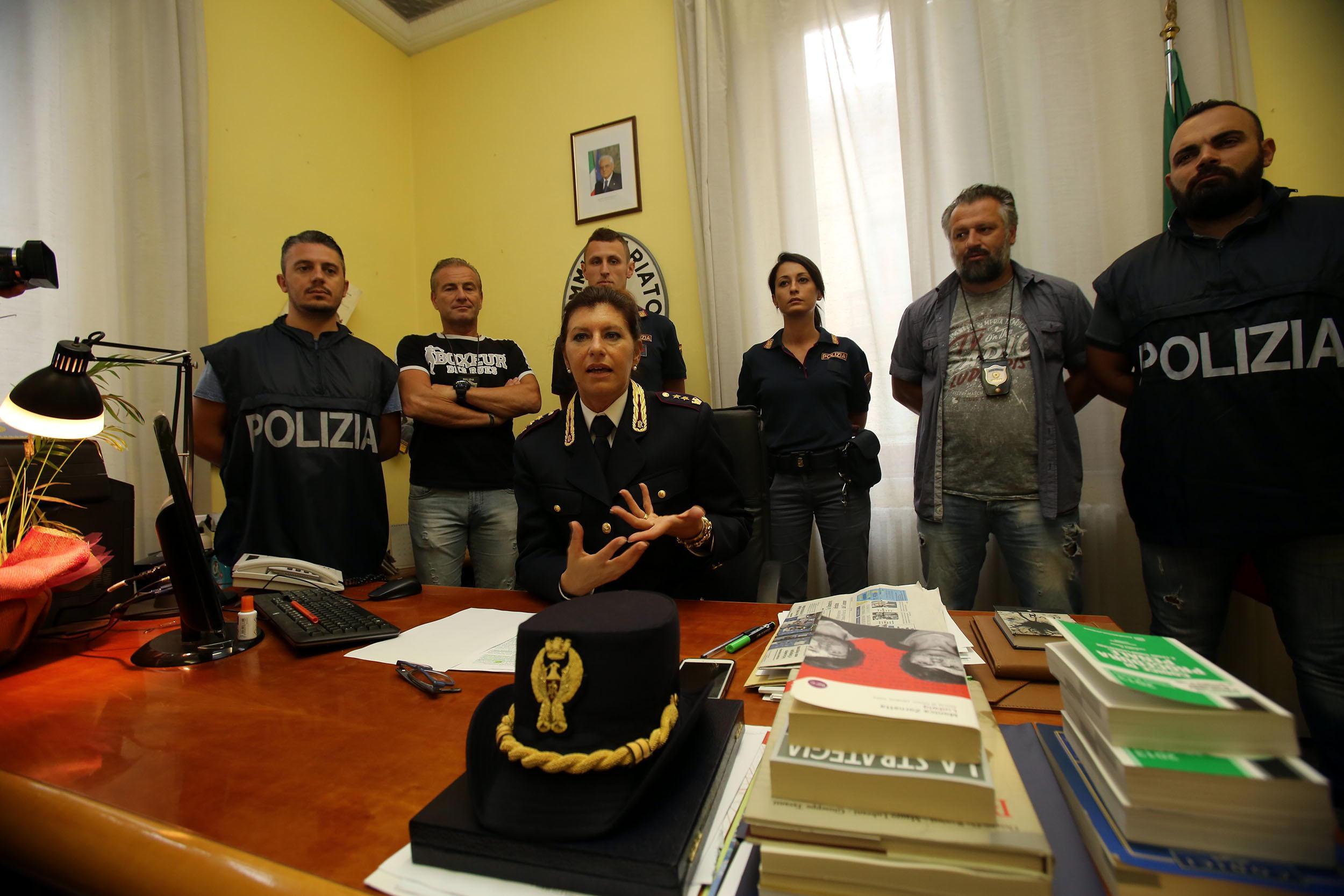 Pugni e bastonate a un passante per rubargli il Rolex: rapinatori in manette 