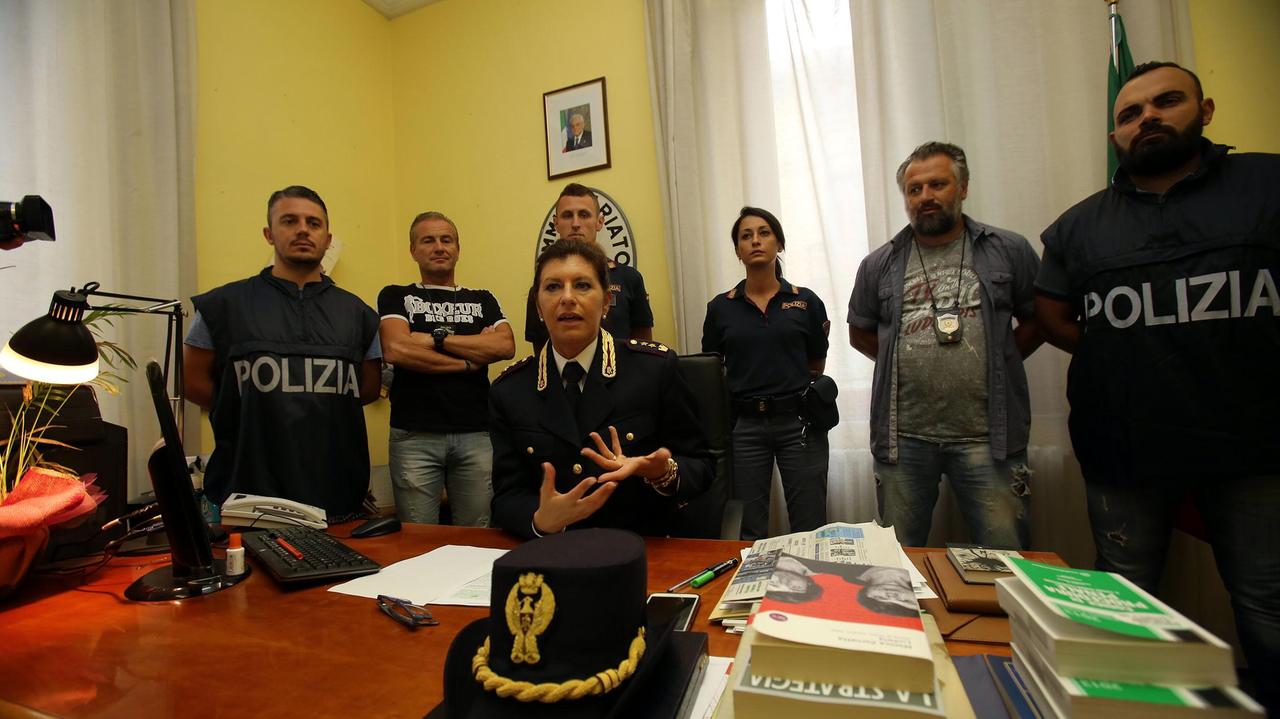 Pugni e bastonate a un passante per rubargli il Rolex: rapinatori in manette