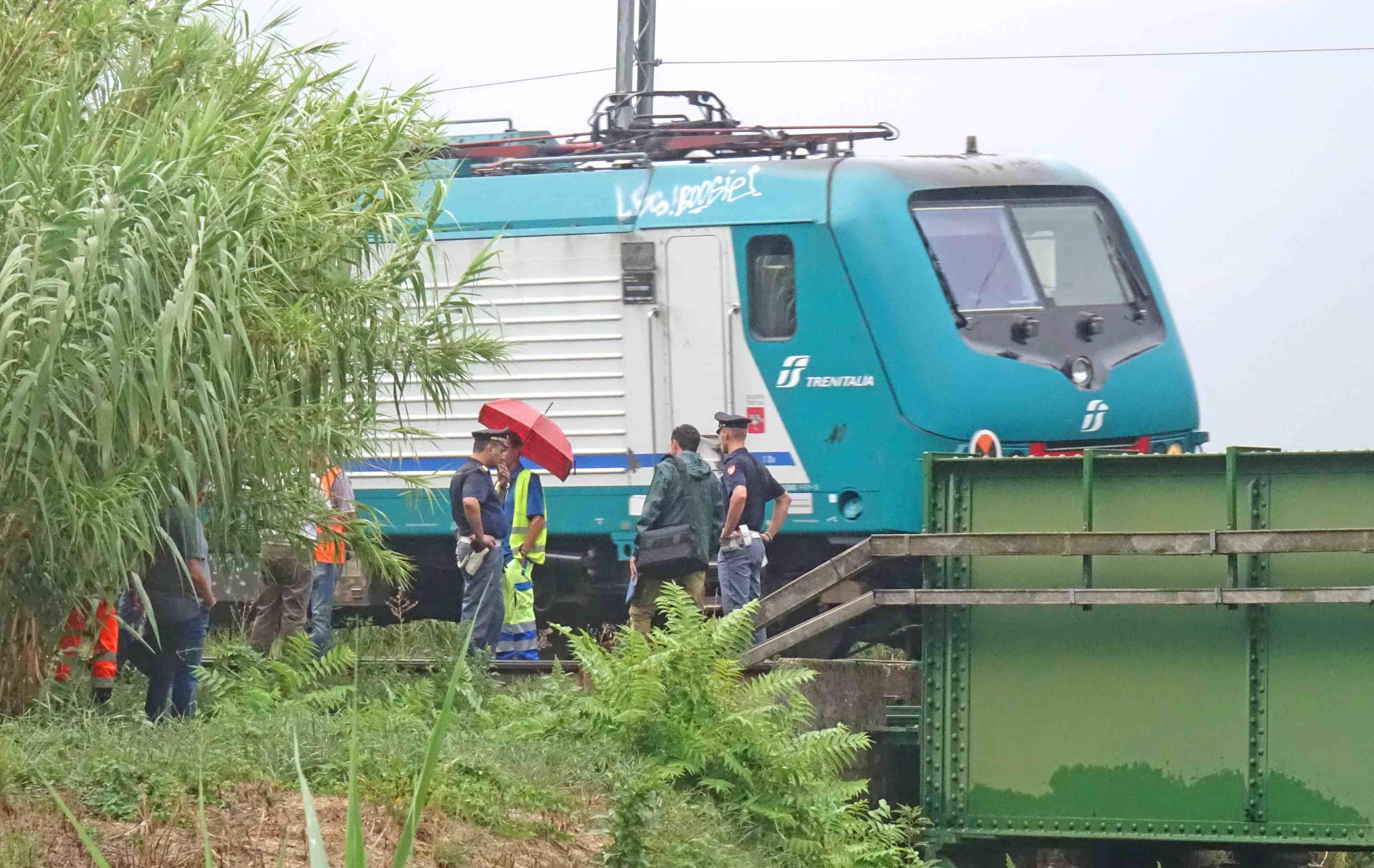 La polizia sul luogo del suicidio (foto Gori)