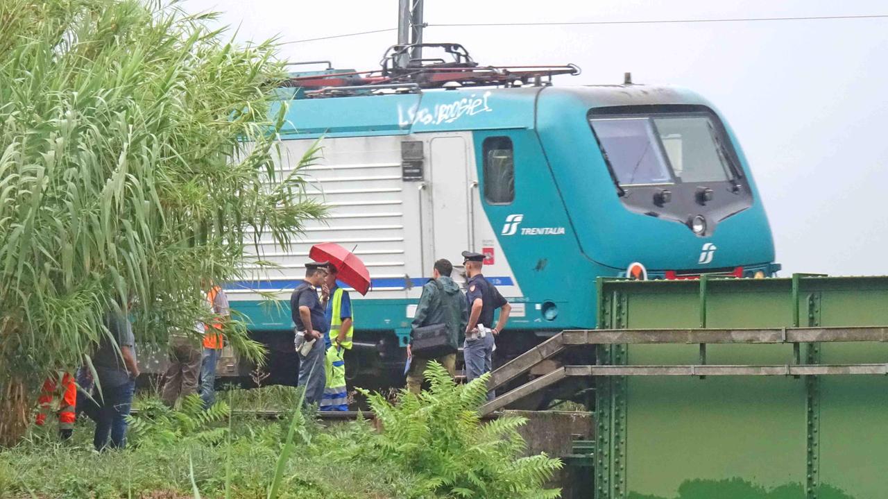 La polizia sul luogo del suicidio (foto Gori)
