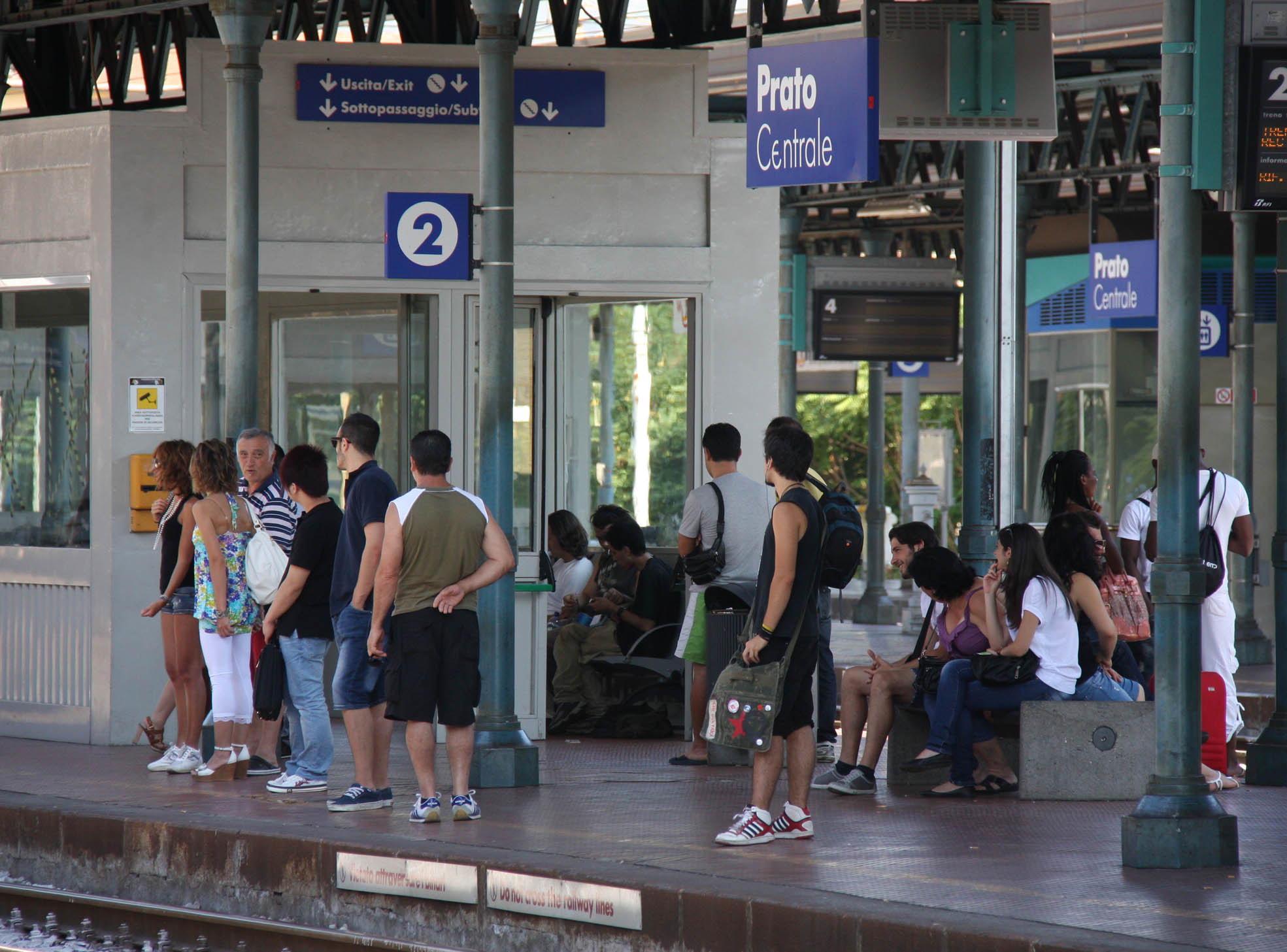 Pendolari alla stazione di Prato (archivio)