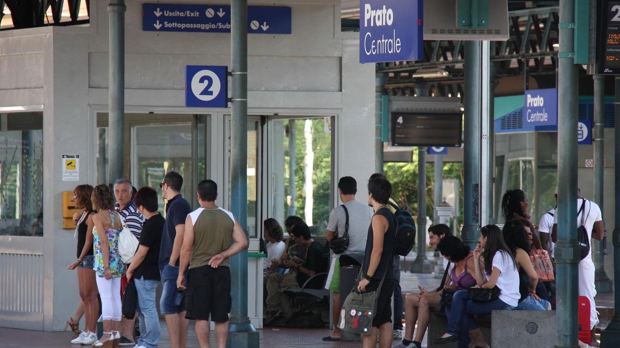 Pendolari alla stazione di Prato (archivio)