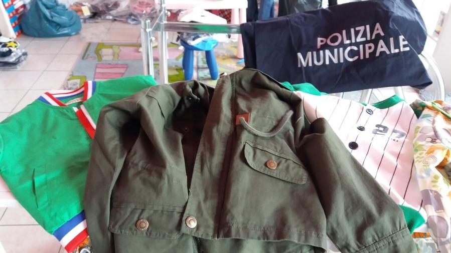 Alcuni dei capi di abbigliamento sequestrati dalla Polizia municipale