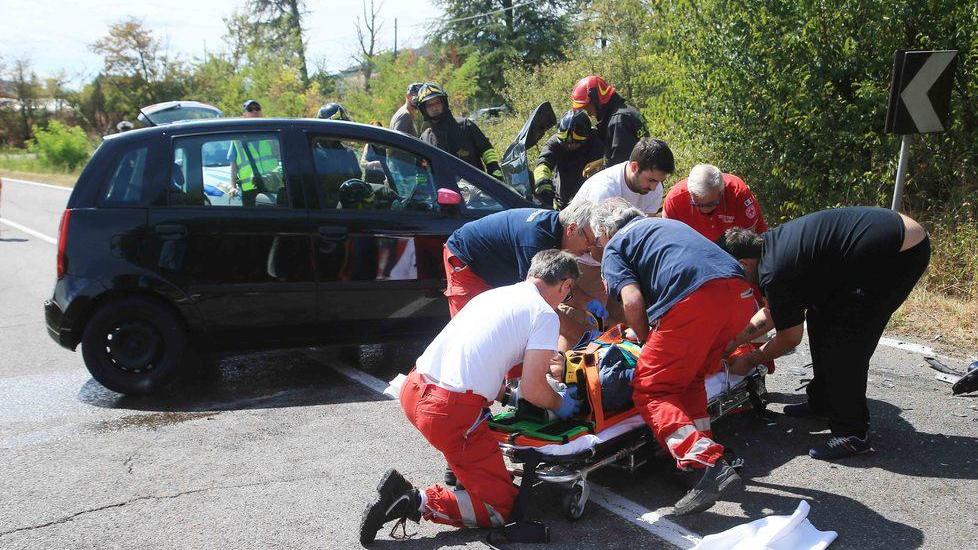 Frontale tra due vetture La madre è fuori pericolo