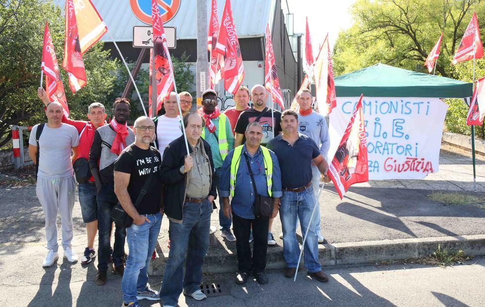 Trasporti, protesta davanti al tribunale 
