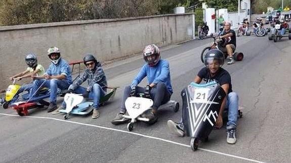 La gara di carrettoni incorona undici impavidi piloti