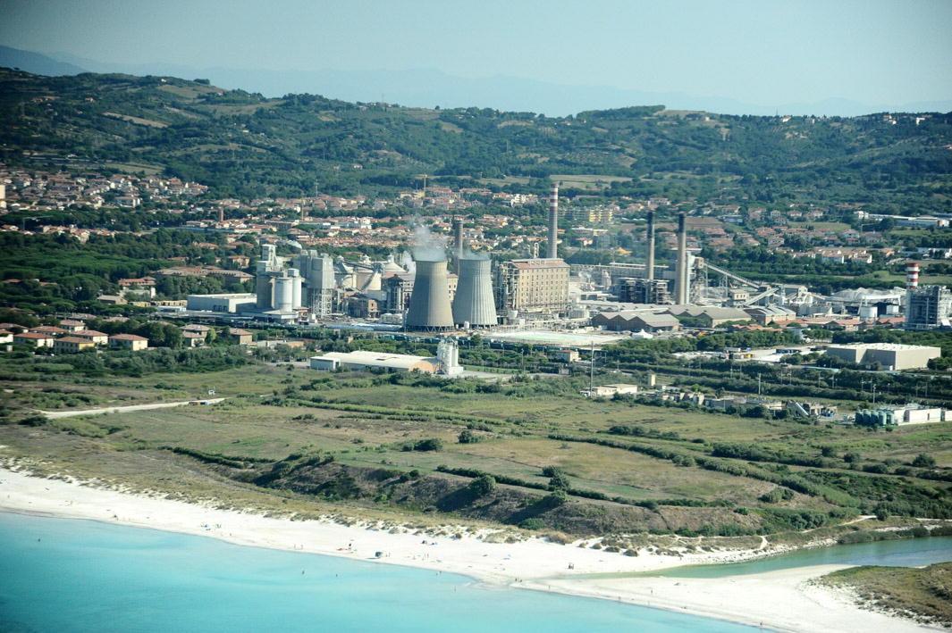 Nella foto di Michele Falorni la fabbrica e le Spiagge bianche