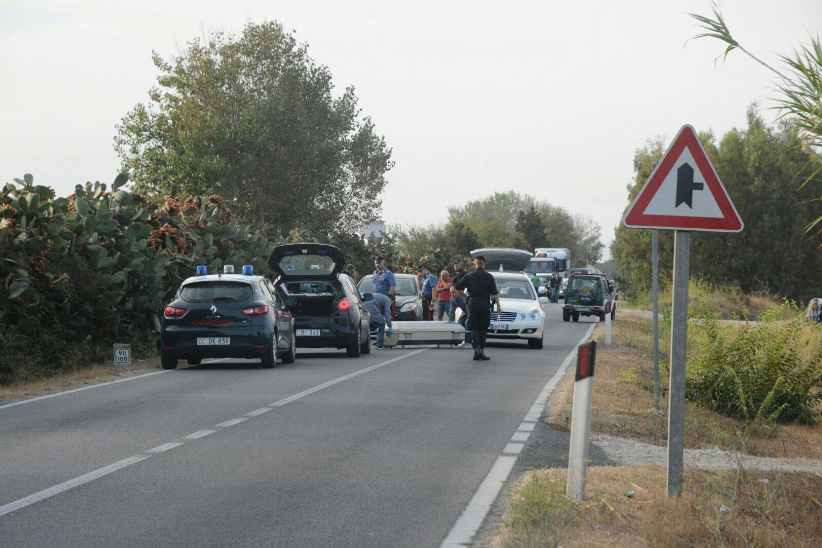La bara con il corpo del pensionato Giampaolo Sesuru sul luogo dell'incidente