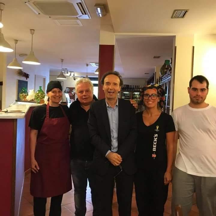Roberto Benigni alla pizzeria Sora Vassoia insieme al titolare e al personale