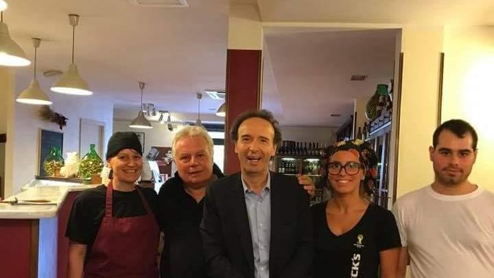 Roberto Benigni alla pizzeria Sora Vassoia insieme al titolare e al personale